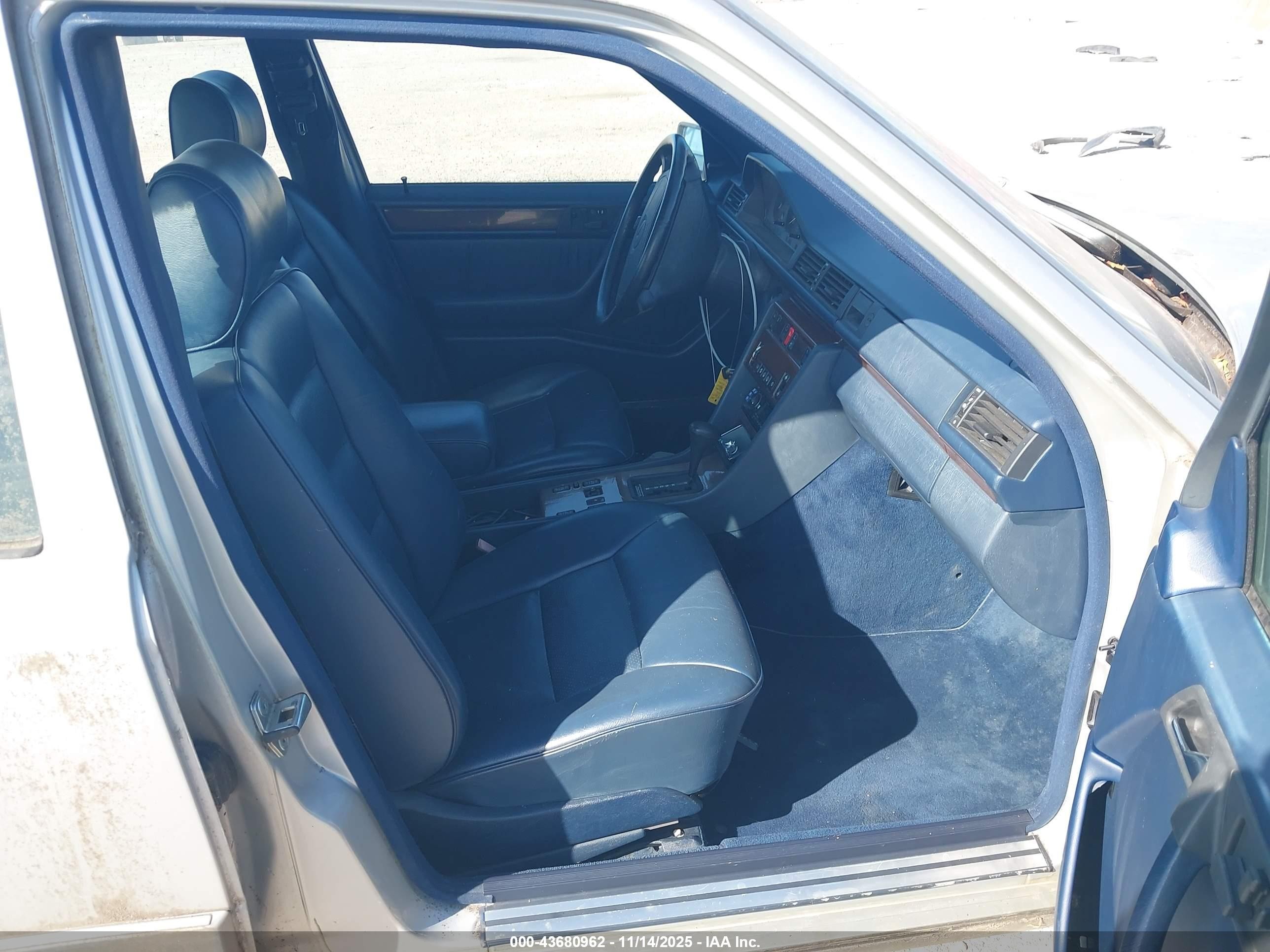 1990 Mercedes-benz 300 E Silver vin: WDBEA30D3LB109261