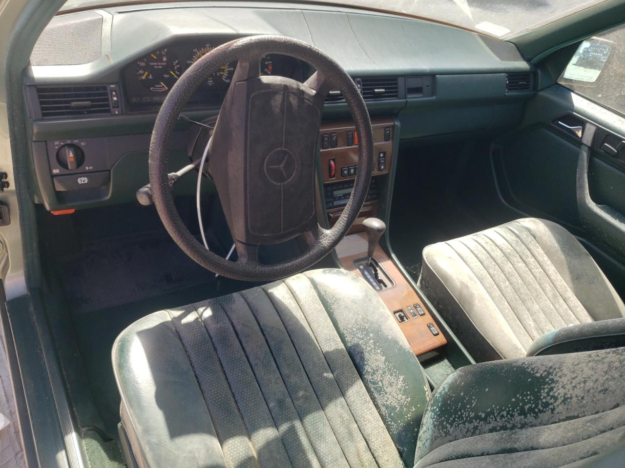 1988 Mercedes-benz 300 E Бирюзовый vin: WDBEA30D4JA627768