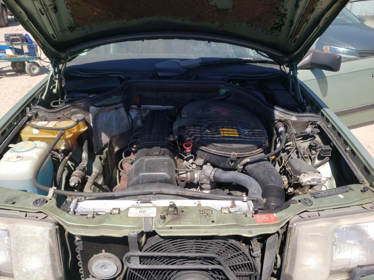1988 Mercedes-benz 300 E Бирюзовый vin: WDBEA30D4JA627768