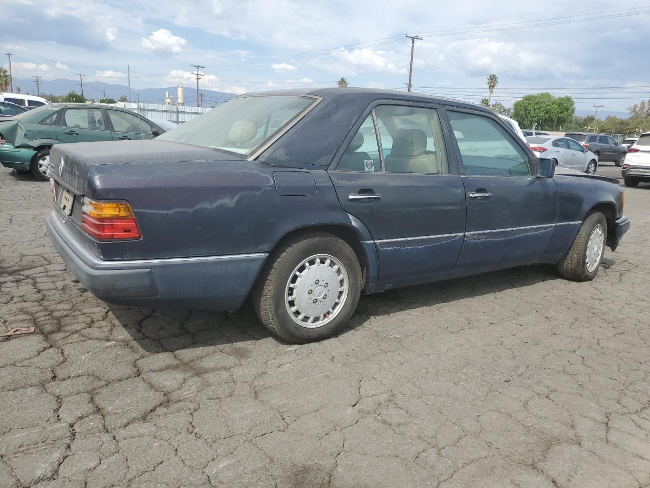 1990 Mercedes-benz 300 E Blue vin: WDBEA30D4LB154399