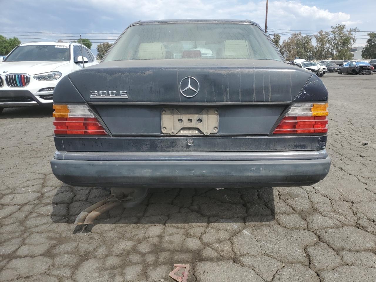 1990 Mercedes-benz 300 E Blue vin: WDBEA30D4LB154399