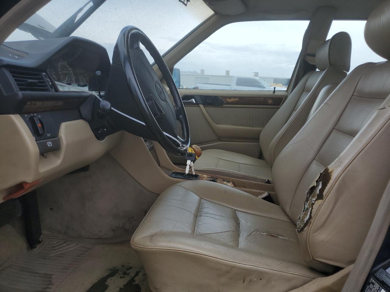 1990 Mercedes-benz 300 E Blue vin: WDBEA30D4LB154399