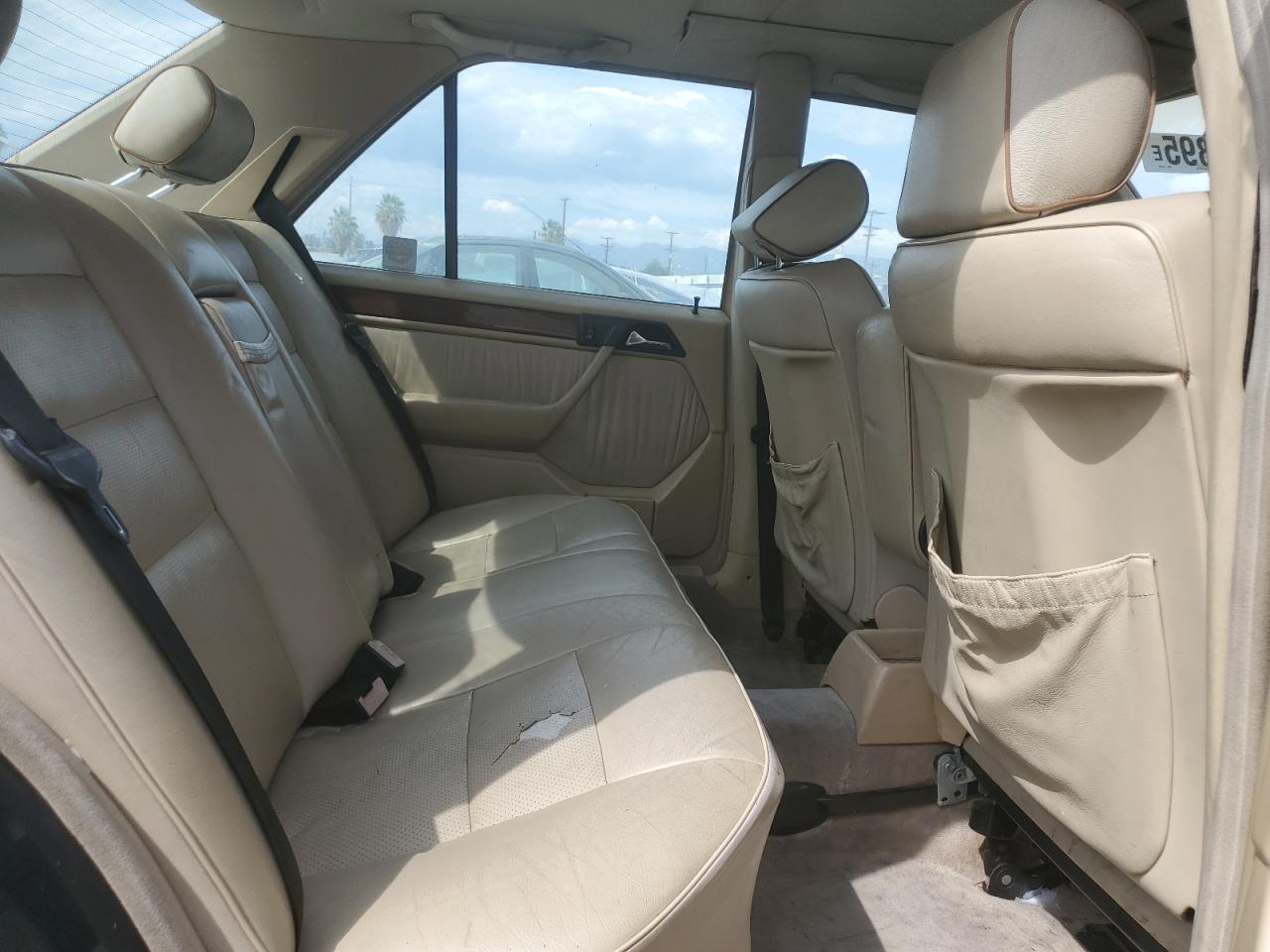 1990 Mercedes-benz 300 E Blue vin: WDBEA30D4LB154399