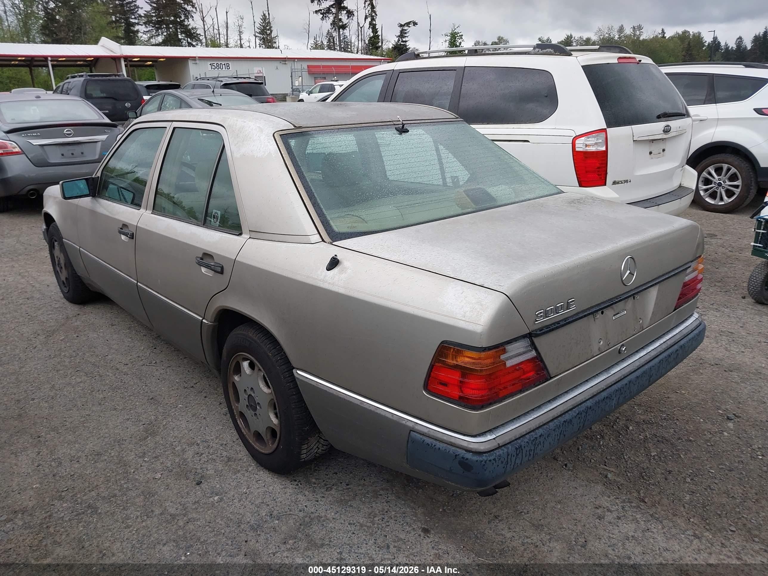 1992 Mercedes-benz 300 E Gold vin: WDBEA30D4NB588017