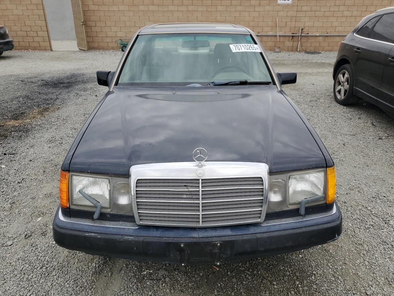 1991 Mercedes-benz 300 E Blue vin: WDBEA30D7MB336017