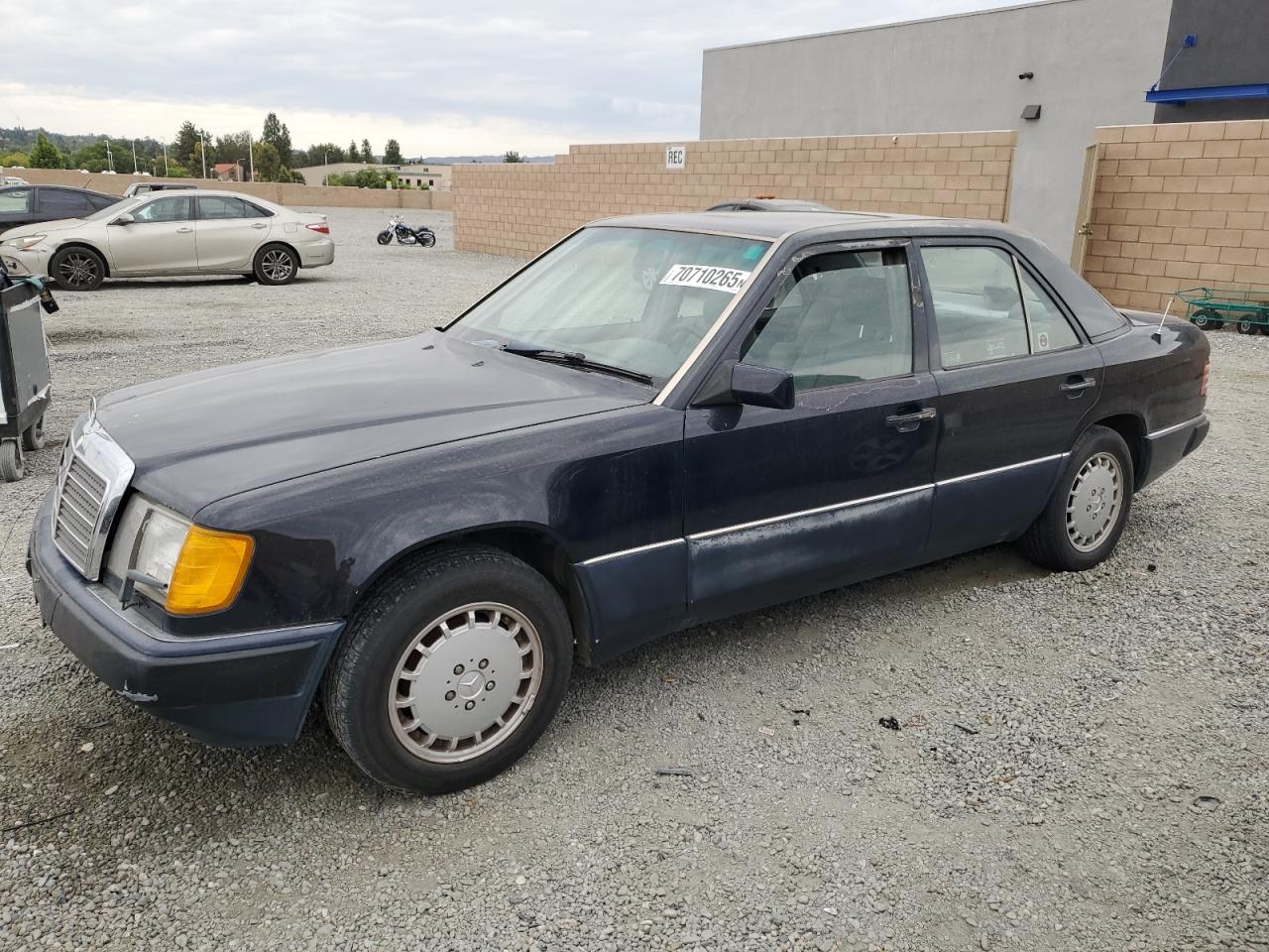 1991 Mercedes-benz 300 E Blue vin: WDBEA30D7MB336017