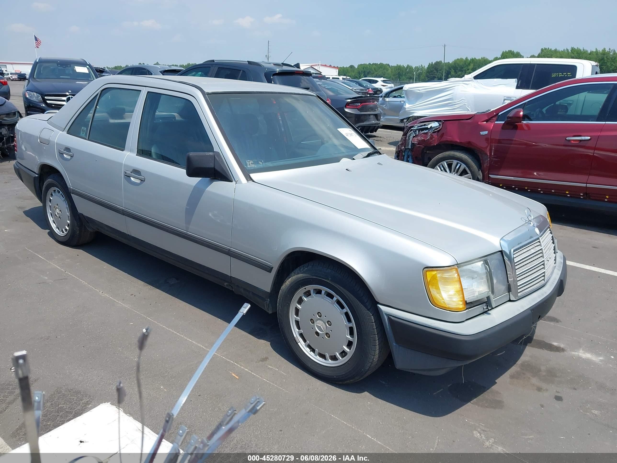 1989 Mercedes-benz 300 E Silver vin: WDBEA30D8KB034166