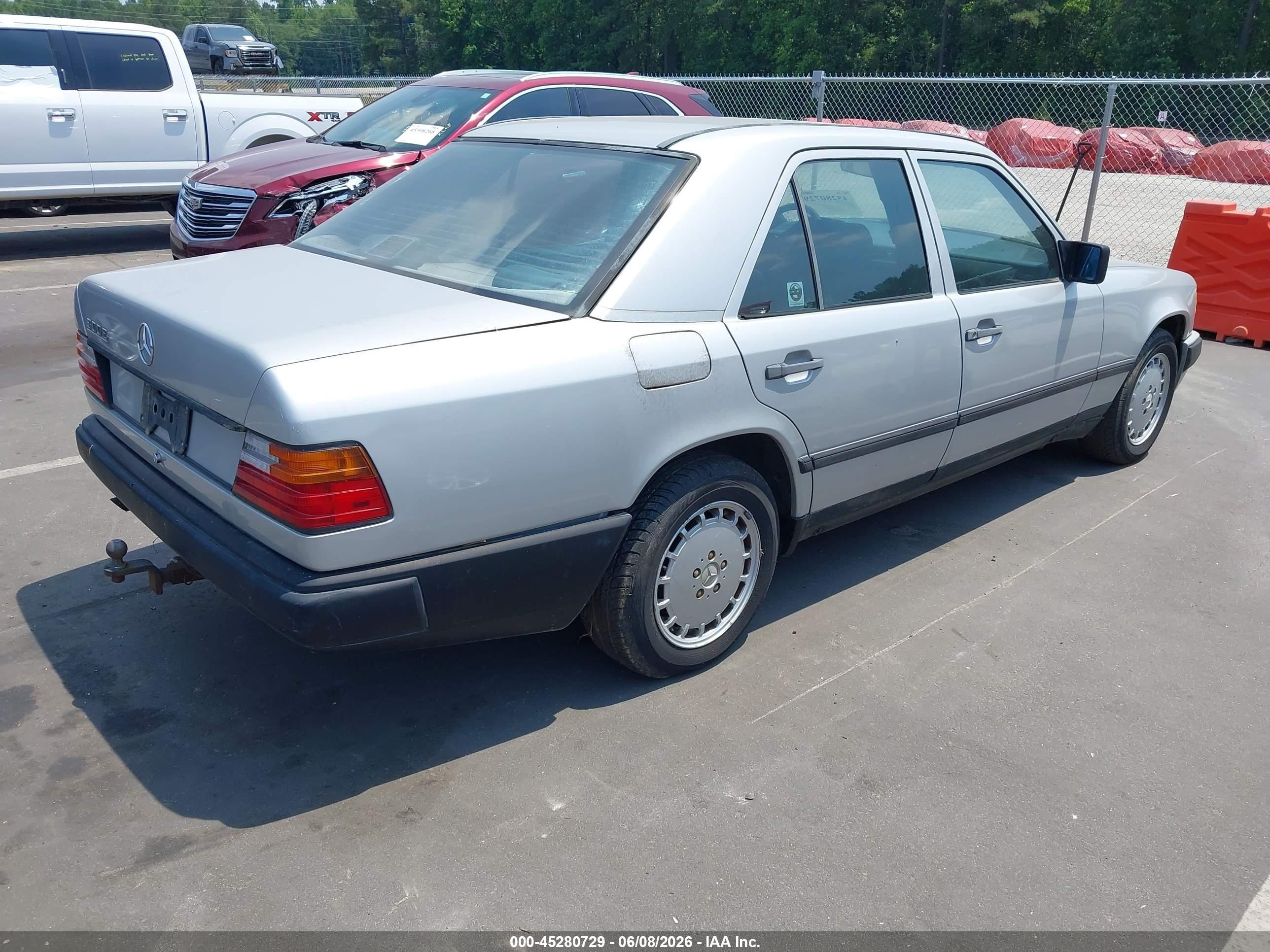 1989 Mercedes-benz 300 E Silver vin: WDBEA30D8KB034166