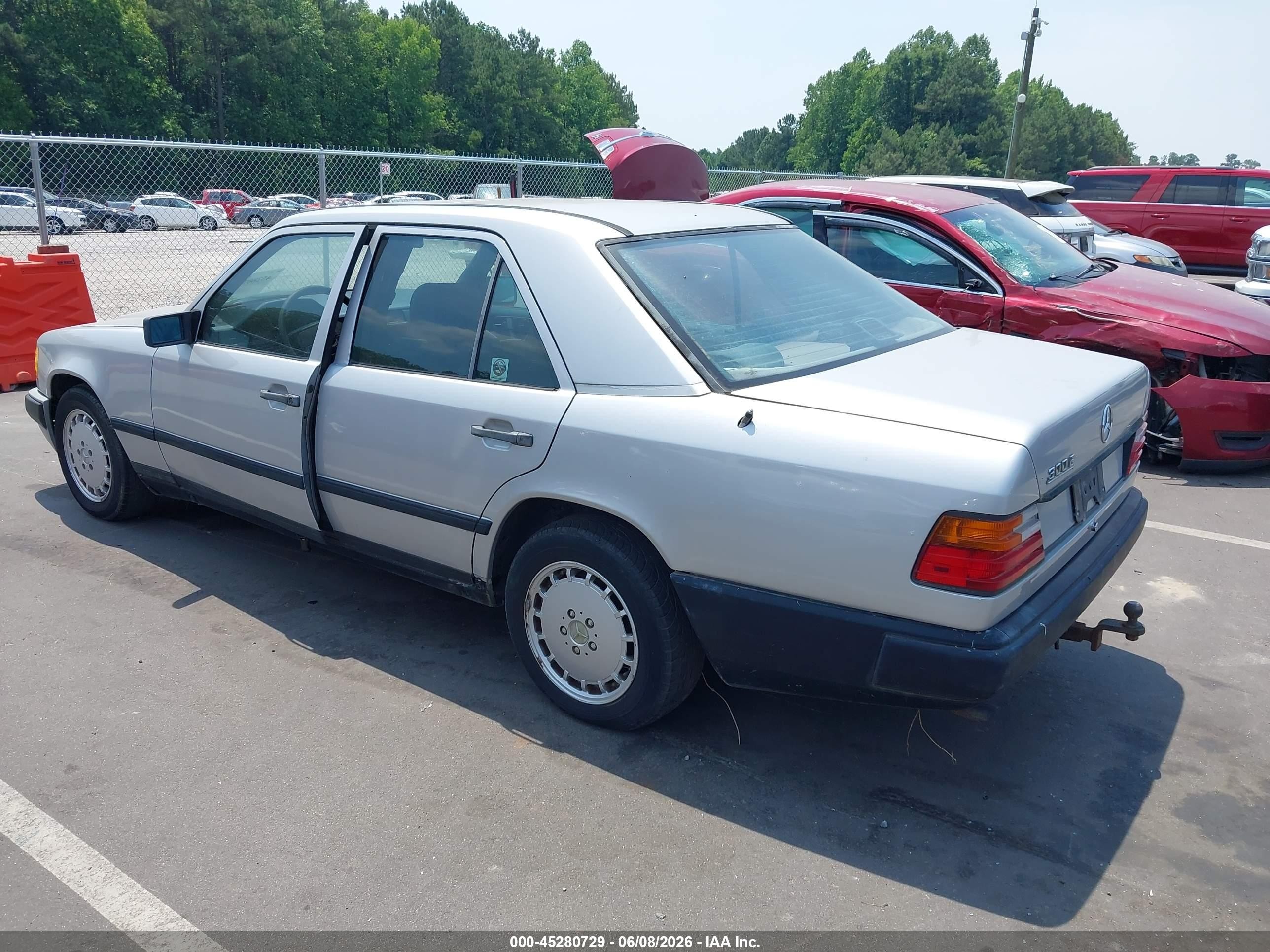 1989 Mercedes-benz 300 E Silver vin: WDBEA30D8KB034166