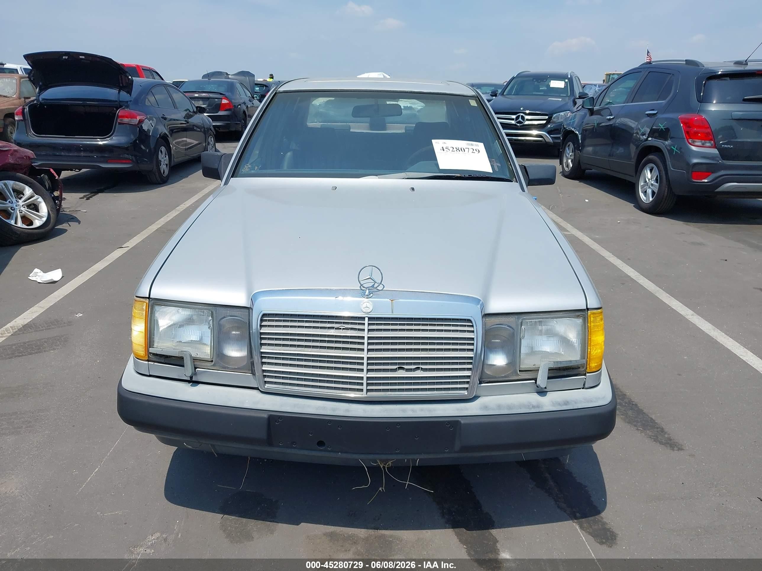 1989 Mercedes-benz 300 E Silver vin: WDBEA30D8KB034166