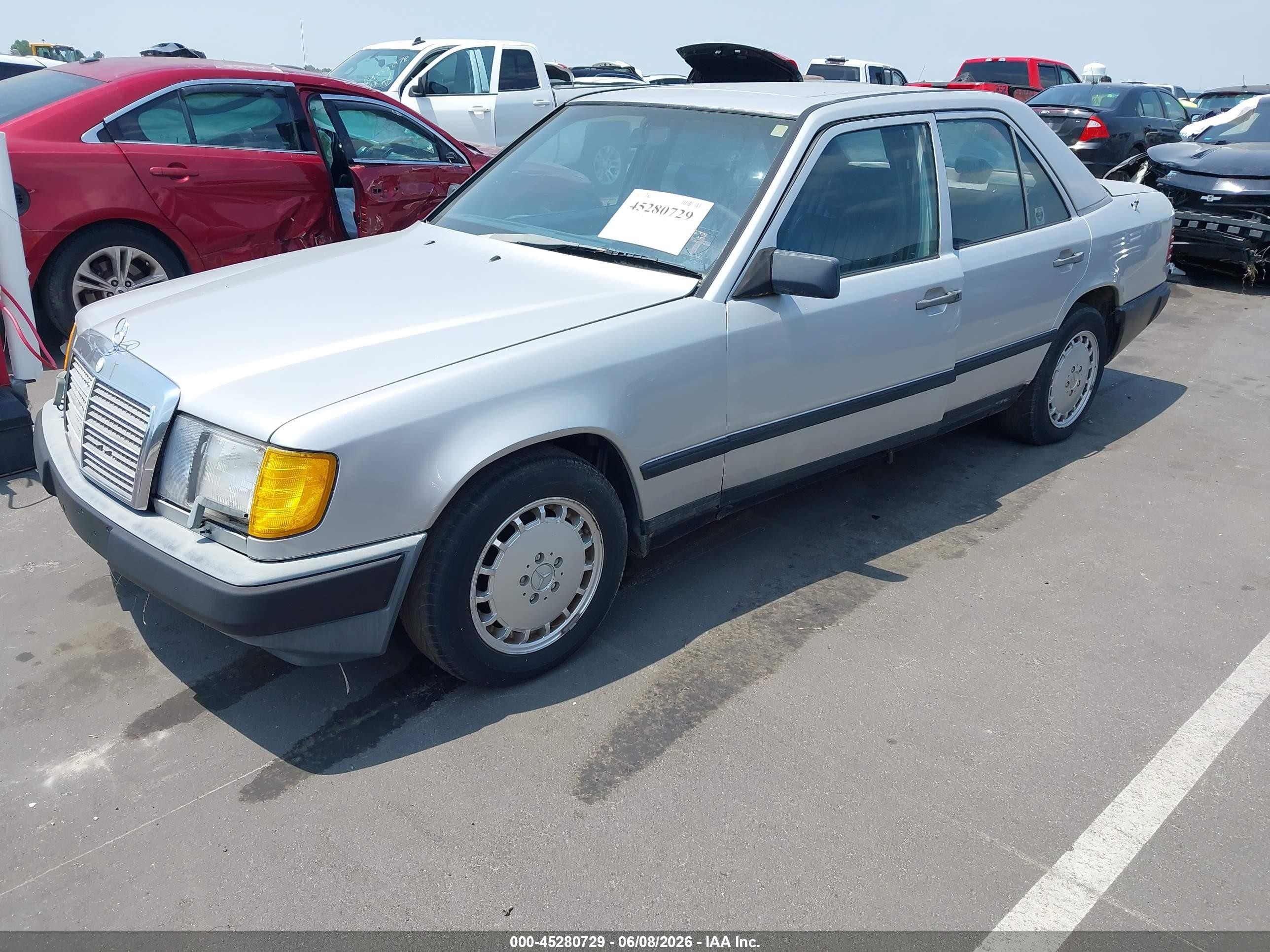 1989 Mercedes-benz 300 E Silver vin: WDBEA30D8KB034166