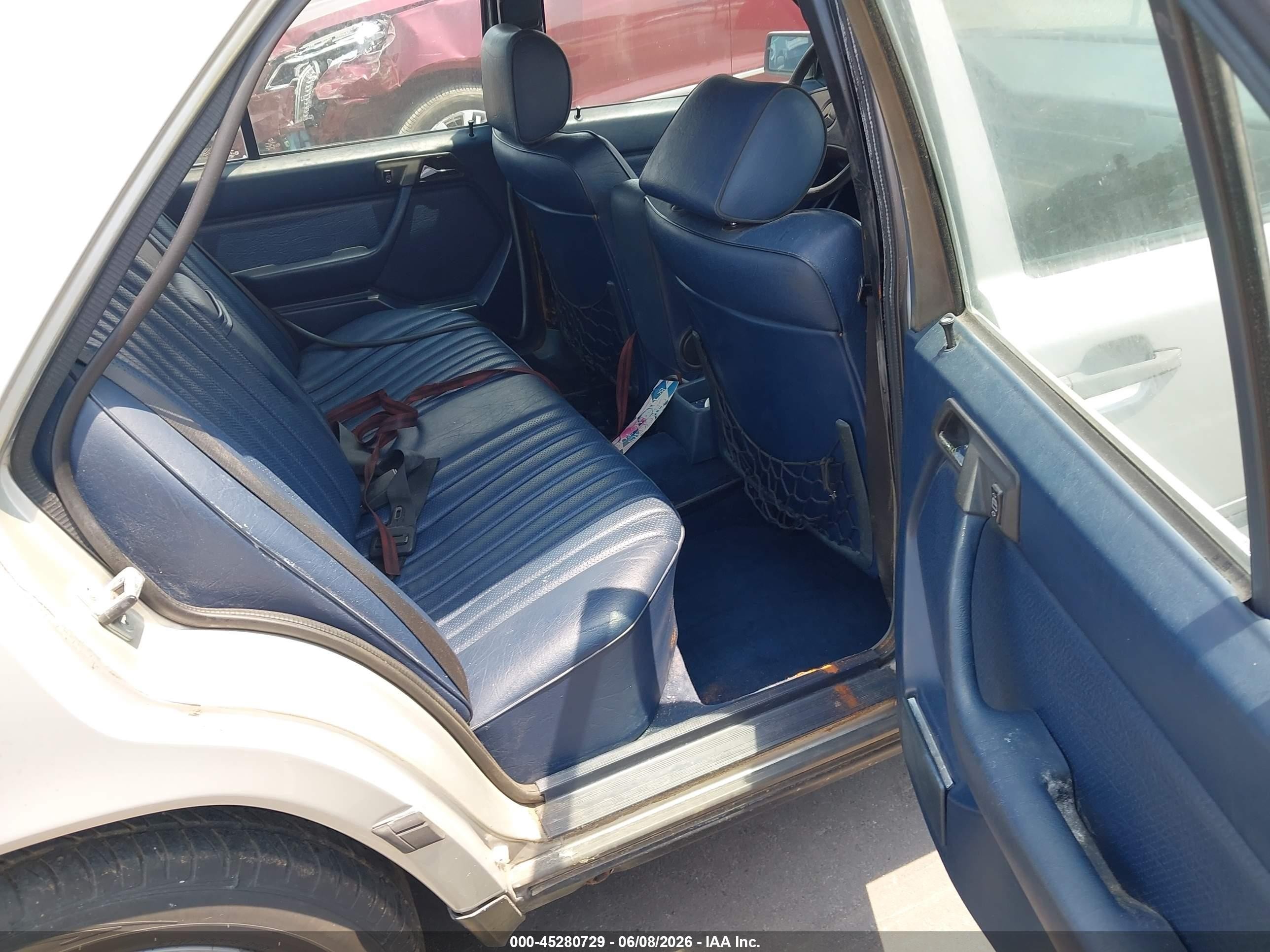 1989 Mercedes-benz 300 E Silver vin: WDBEA30D8KB034166