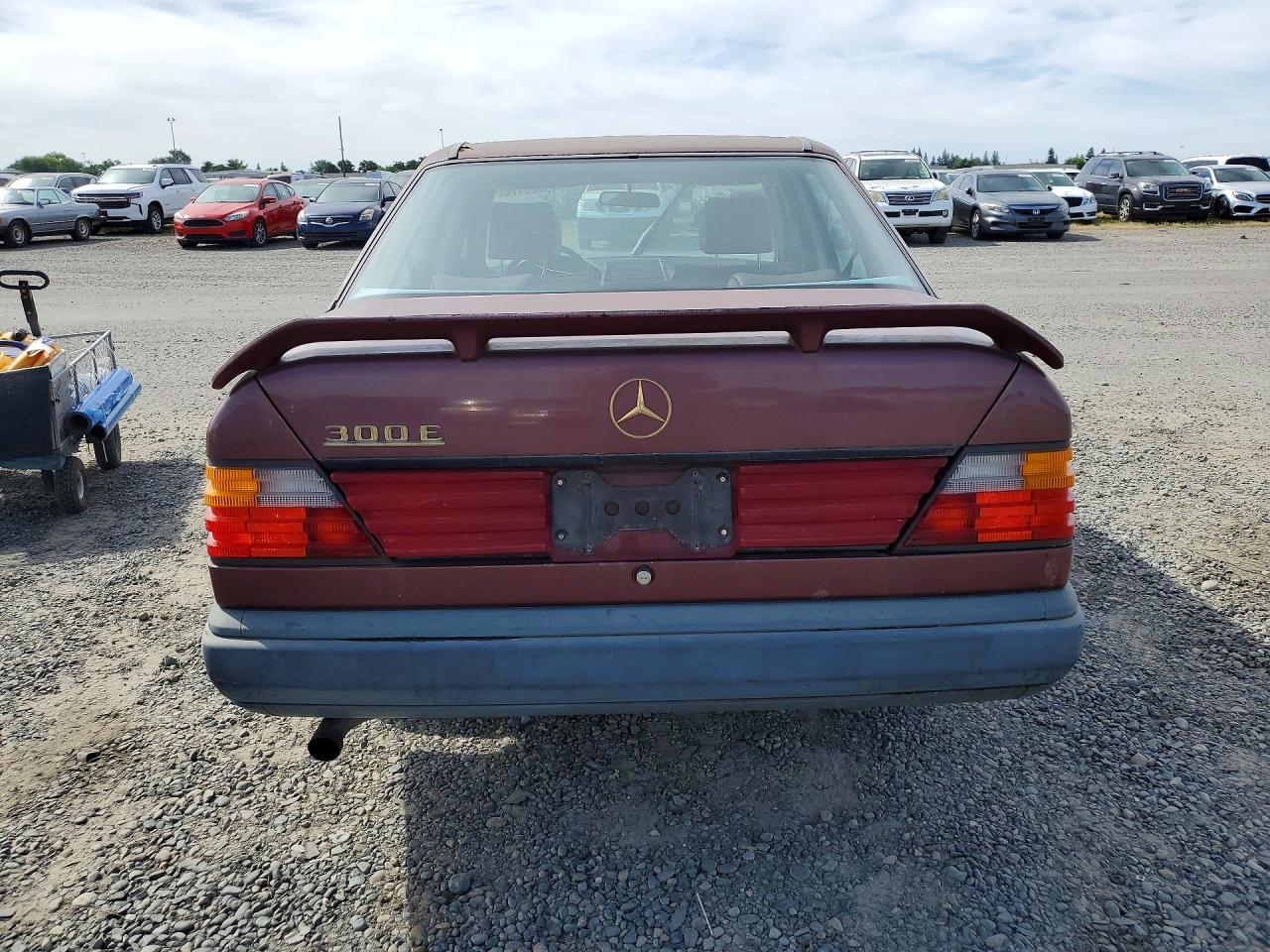 1986 Mercedes-benz 300 E Burgundy vin: WDBEA30D9GA235751