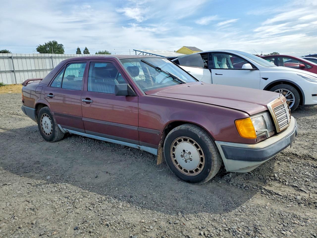 1986 Mercedes-benz 300 E Burgundy vin: WDBEA30D9GA235751