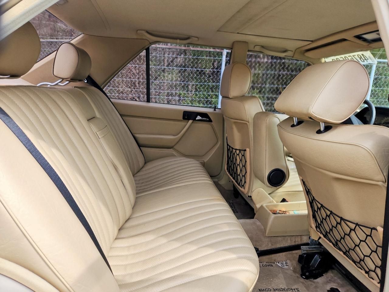 1988 Mercedes-benz 300 E Бежевый vin: WDBEA30D9JA650513
