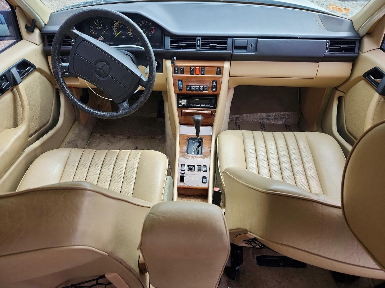 1988 Mercedes-benz 300 E Бежевый vin: WDBEA30D9JA650513