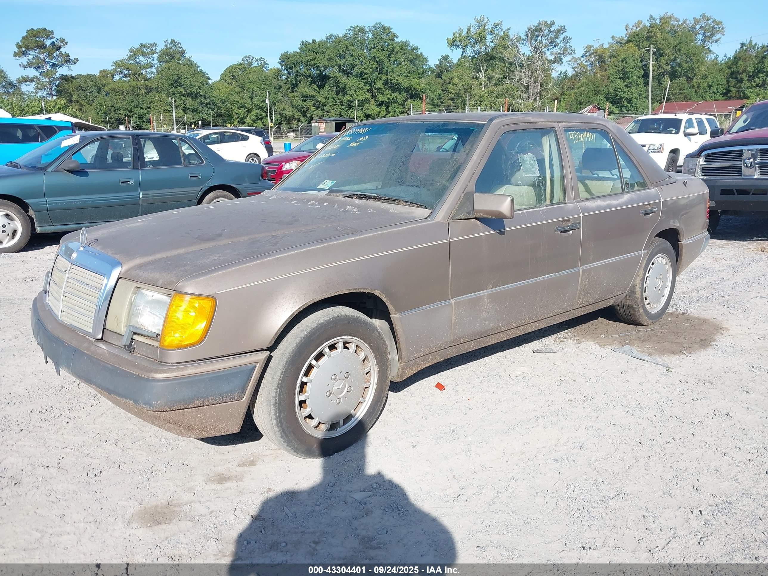 1990 Mercedes-benz 300 E Tan vin: WDBEA30D9LB108969