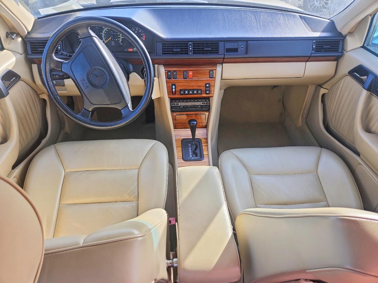 1992 Mercedes Benz 300 Tan vin: WDBEA30E2NB675892