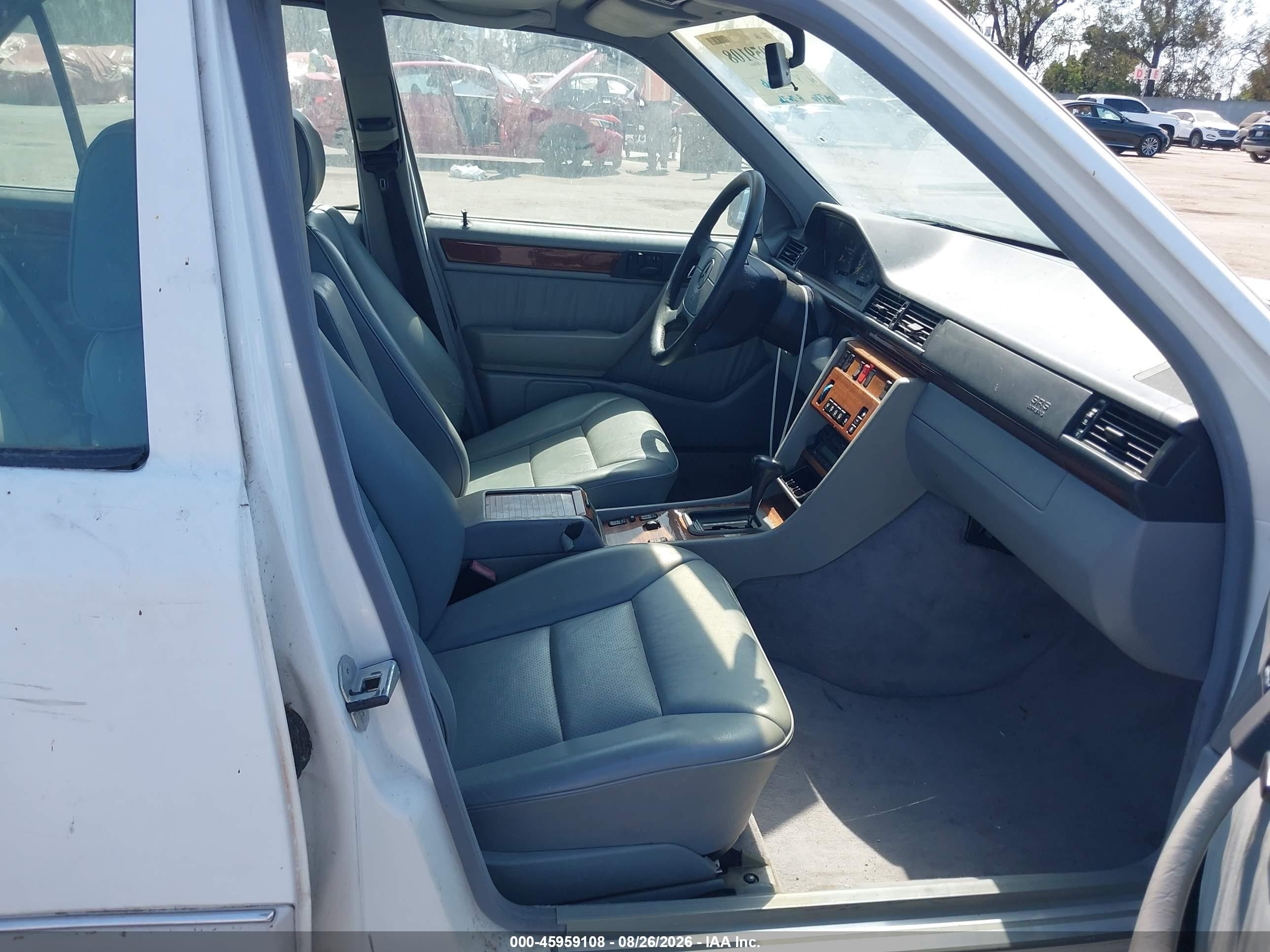 1995 Mercedes-benz E 320 Base/320 Special White vin: WDBEA32E0SC258788