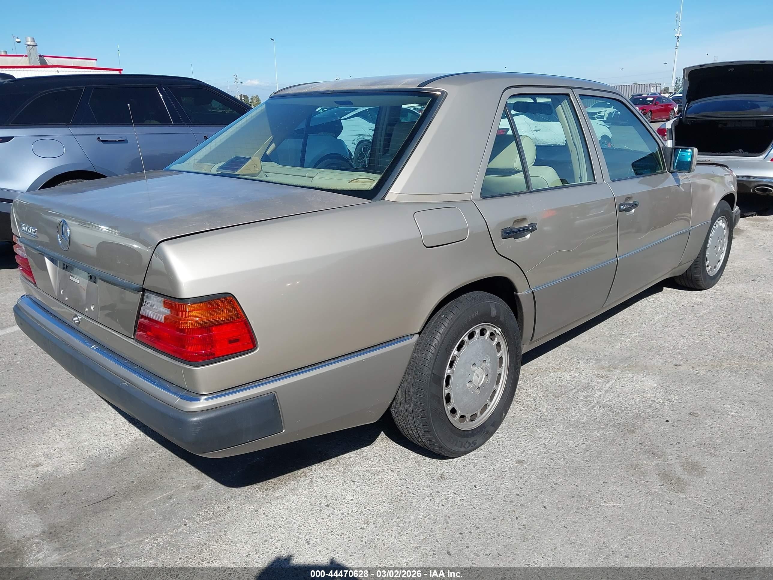 1993 Mercedes-benz 300 E Champagne vin: WDBEA32E1PB895458