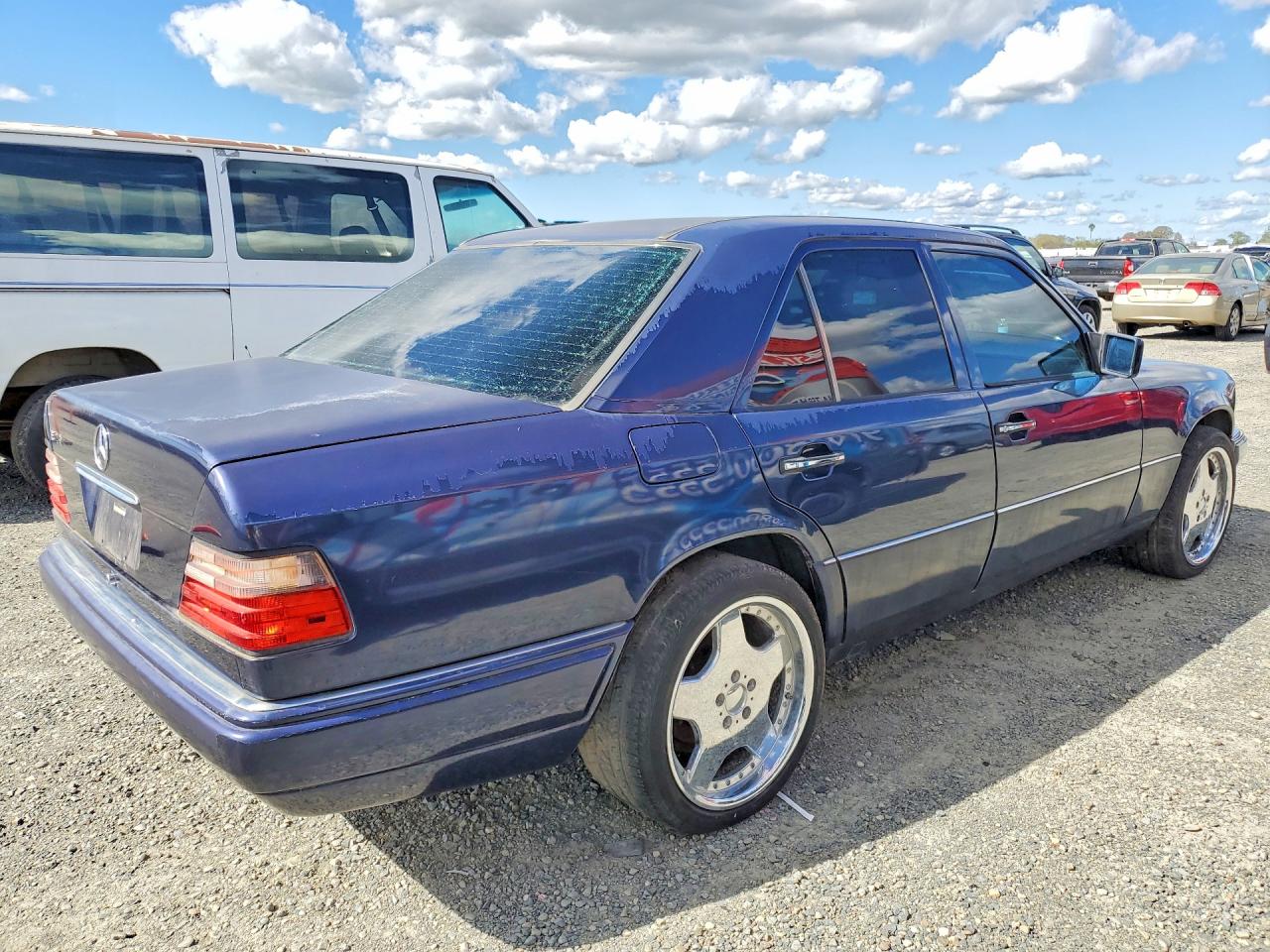 1995 Mercedes-benz E 320 Base Blue vin: WDBEA32E1SC212791