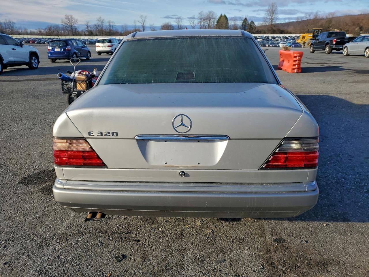 1995 Mercedes-benz E 320 Base Silver vin: WDBEA32E2SC205820