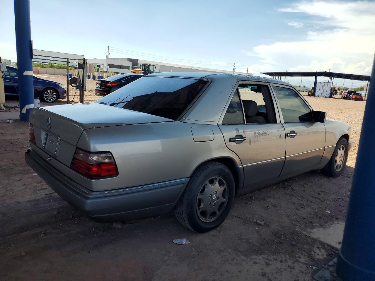 1995 Mercedes-benz E 320 Base Tan vin: WDBEA32E3SC173248