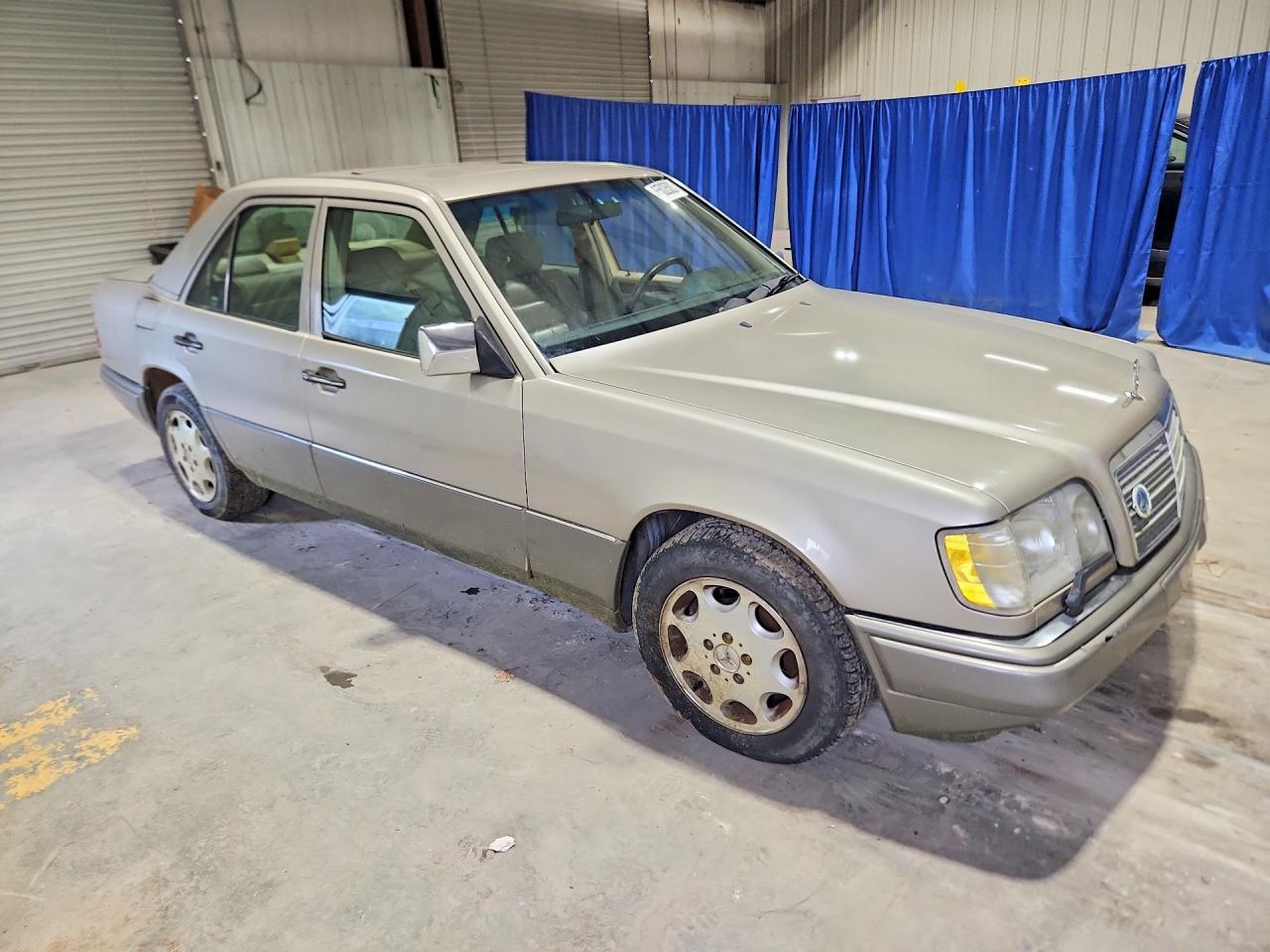 1995 Mercedes-benz E 320 Base Золотой vin: WDBEA32E8SC225845