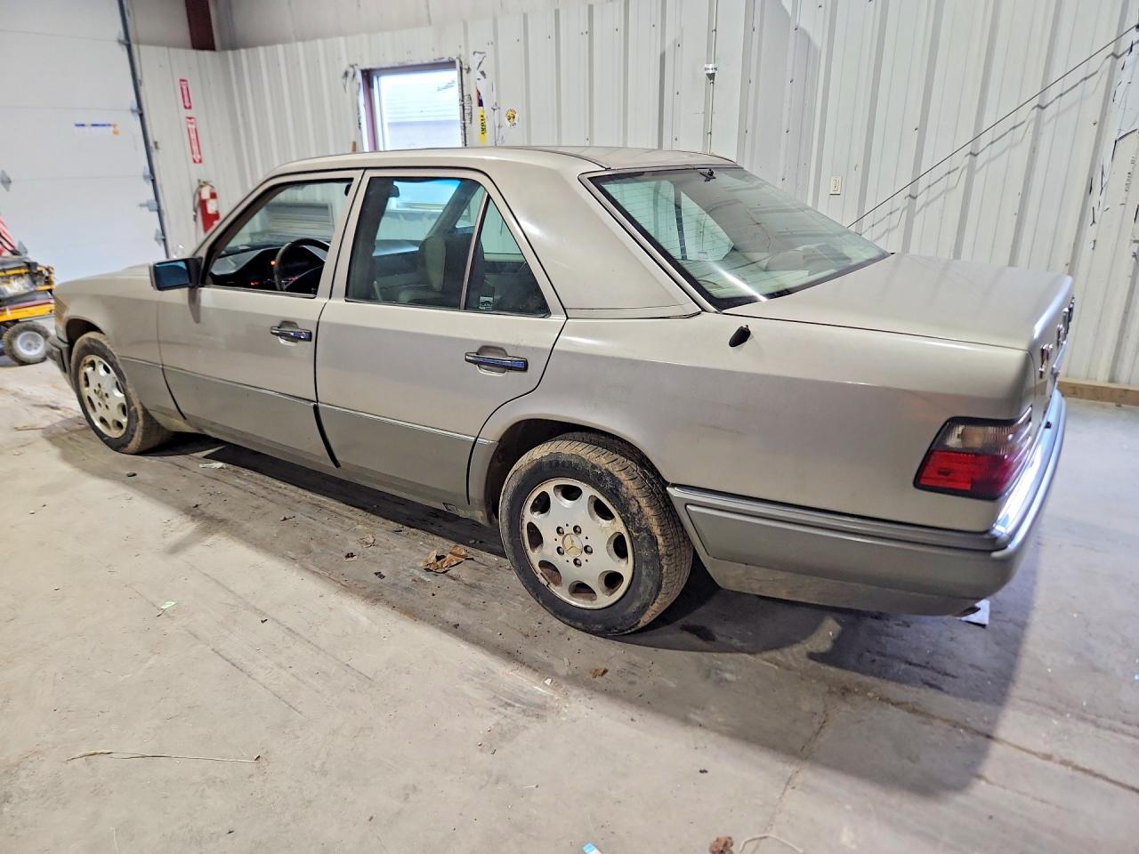 1995 Mercedes-benz E 320 Base Золотой vin: WDBEA32E8SC225845