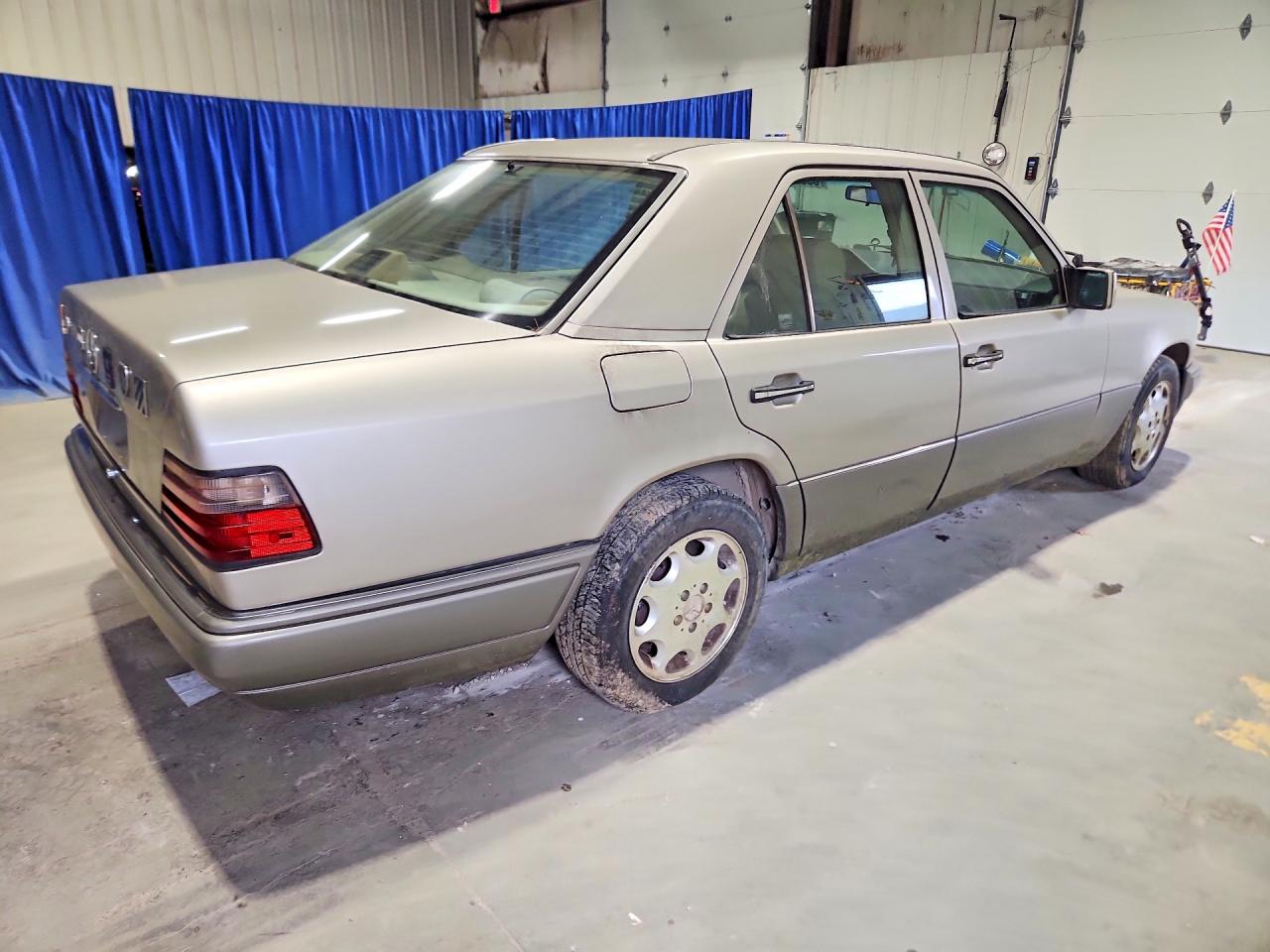 1995 Mercedes-benz E 320 Base Золотой vin: WDBEA32E8SC225845