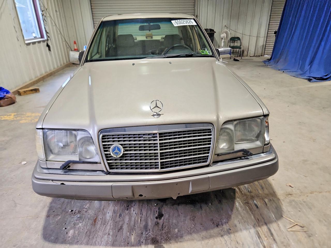 1995 Mercedes-benz E 320 Base Золотой vin: WDBEA32E8SC225845