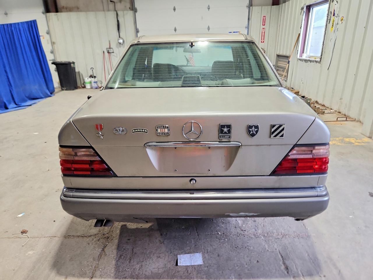 1995 Mercedes-benz E 320 Base Золотой vin: WDBEA32E8SC225845