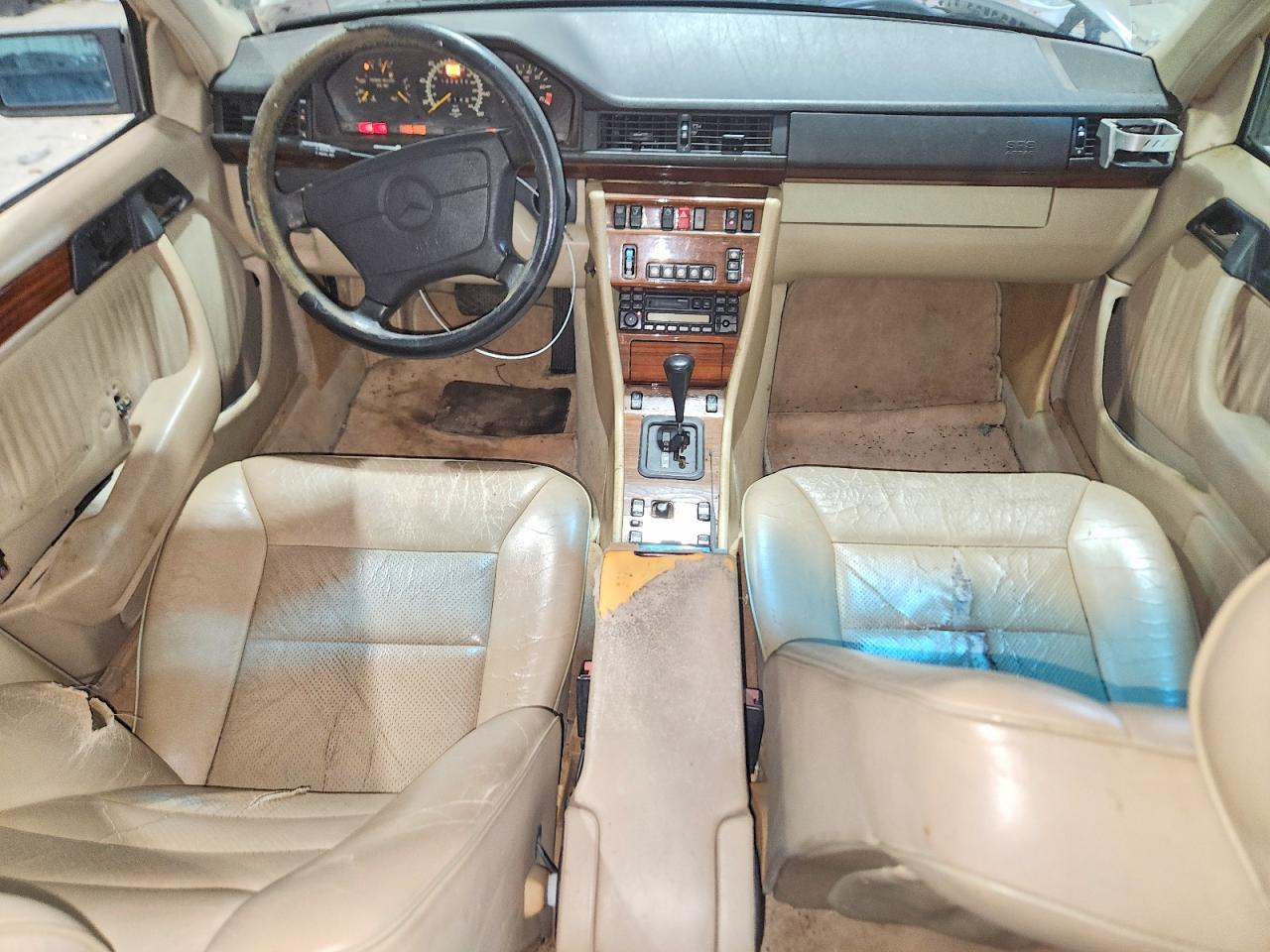1995 Mercedes-benz E 320 Base Золотой vin: WDBEA32E8SC225845