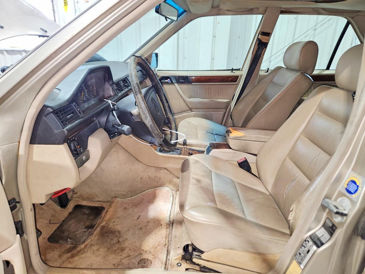 1995 Mercedes-benz E 320 Base Золотой vin: WDBEA32E8SC225845