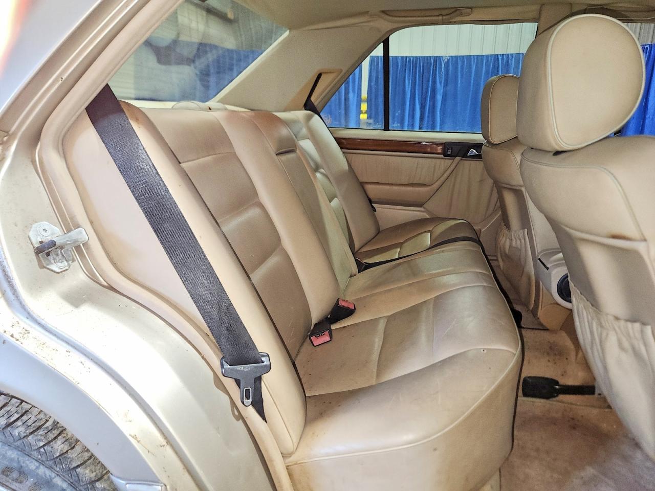 1995 Mercedes-benz E 320 Base Золотой vin: WDBEA32E8SC225845