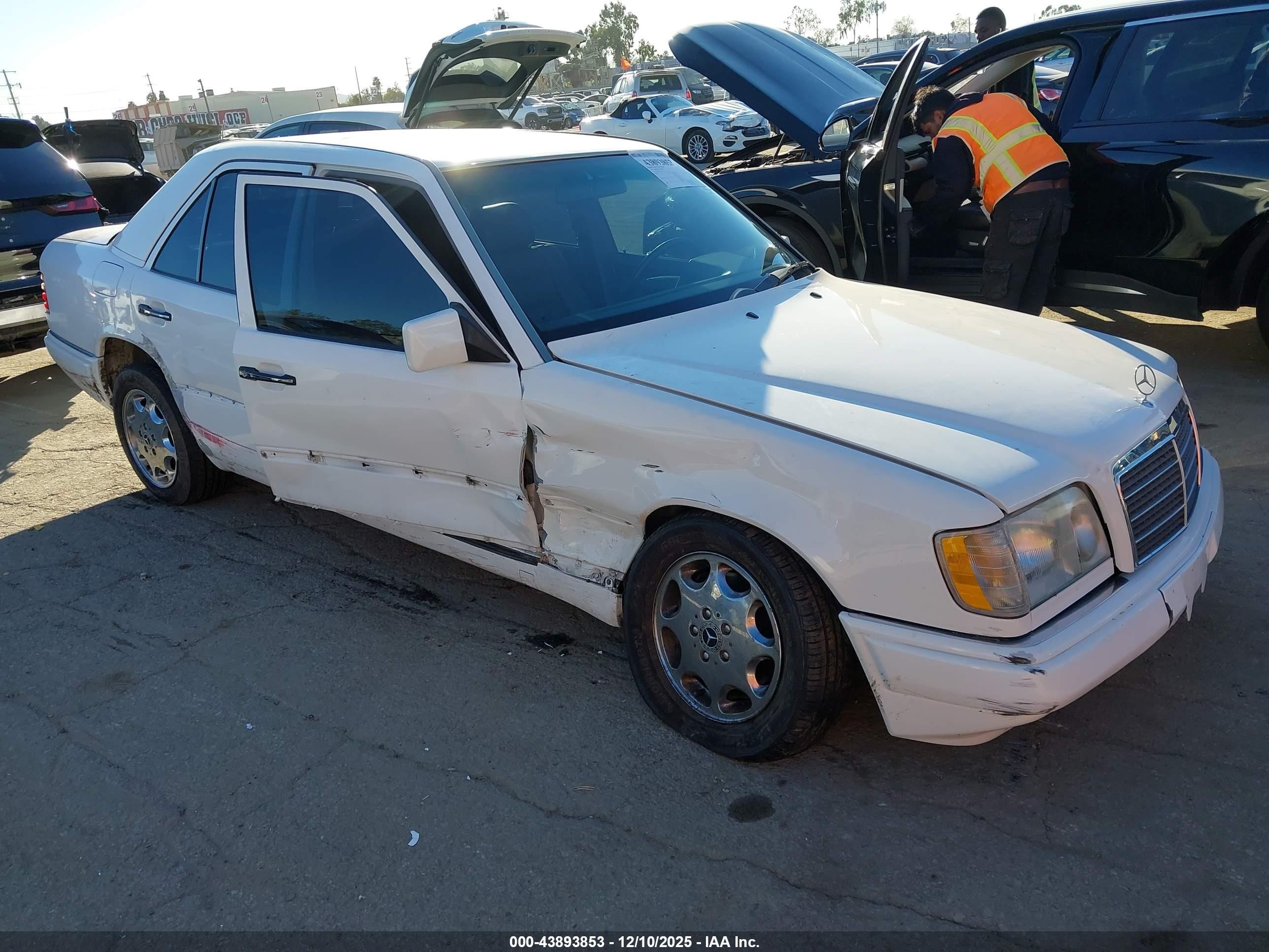 1995 Mercedes-benz E 320 Base/320 Special Белый vin: WDBEA32E9SC193150