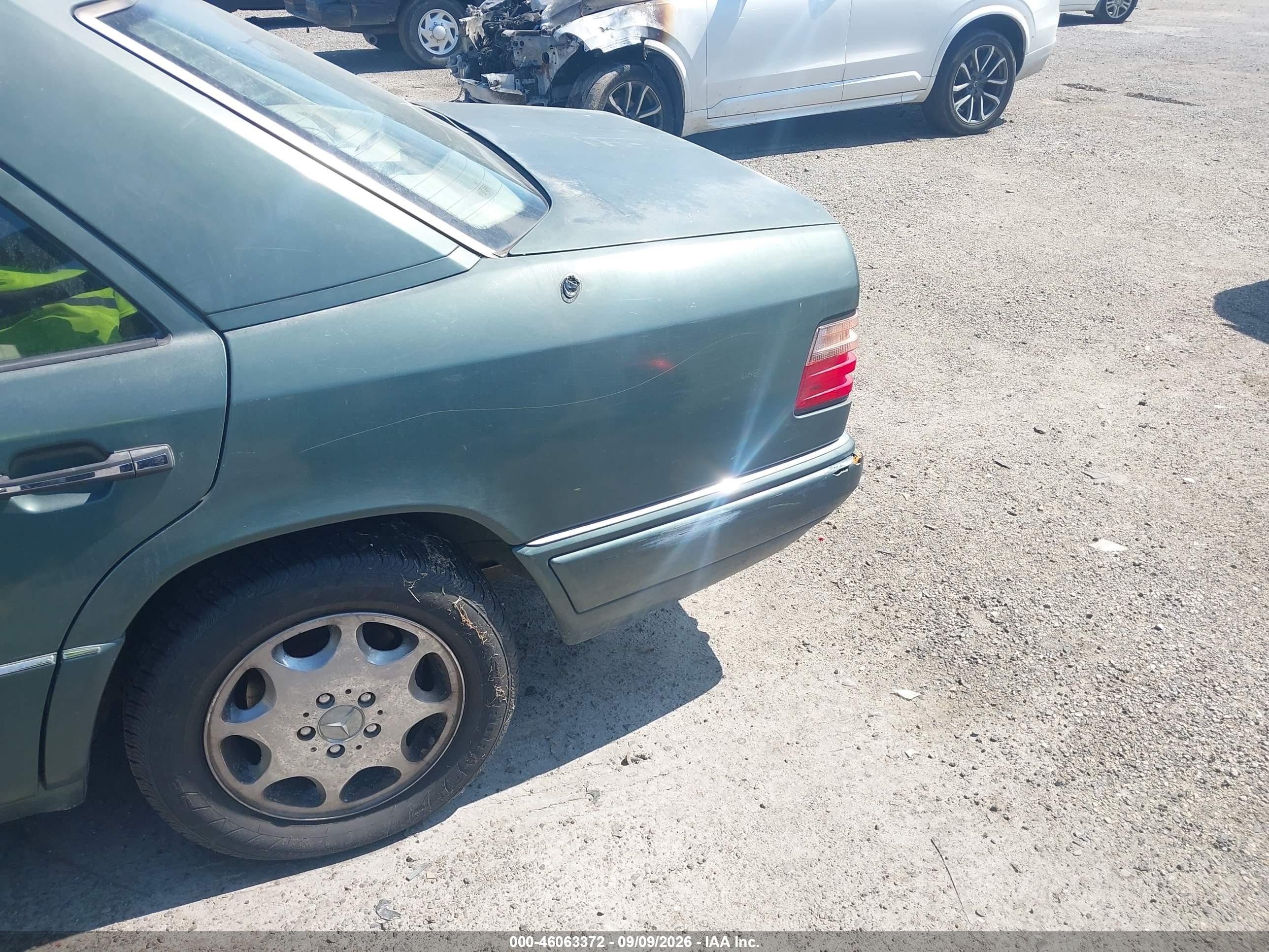 1995 Mercedes-benz E 320 Base/320 Special Зеленый vin: WDBEA32EXSC222736