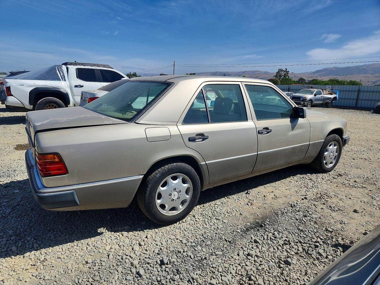 1993 Mercedes-benz 400 E Желто-коричневый vin: WDBEA34E4PB841875