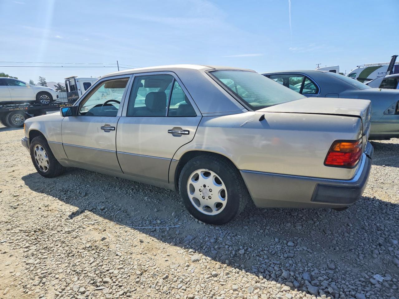 1993 Mercedes-benz 400 E Желто-коричневый vin: WDBEA34E4PB841875
