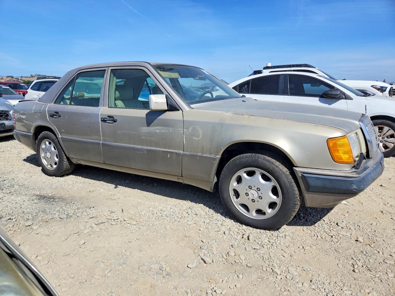 1993 Mercedes-benz 400 E Желто-коричневый vin: WDBEA34E4PB841875