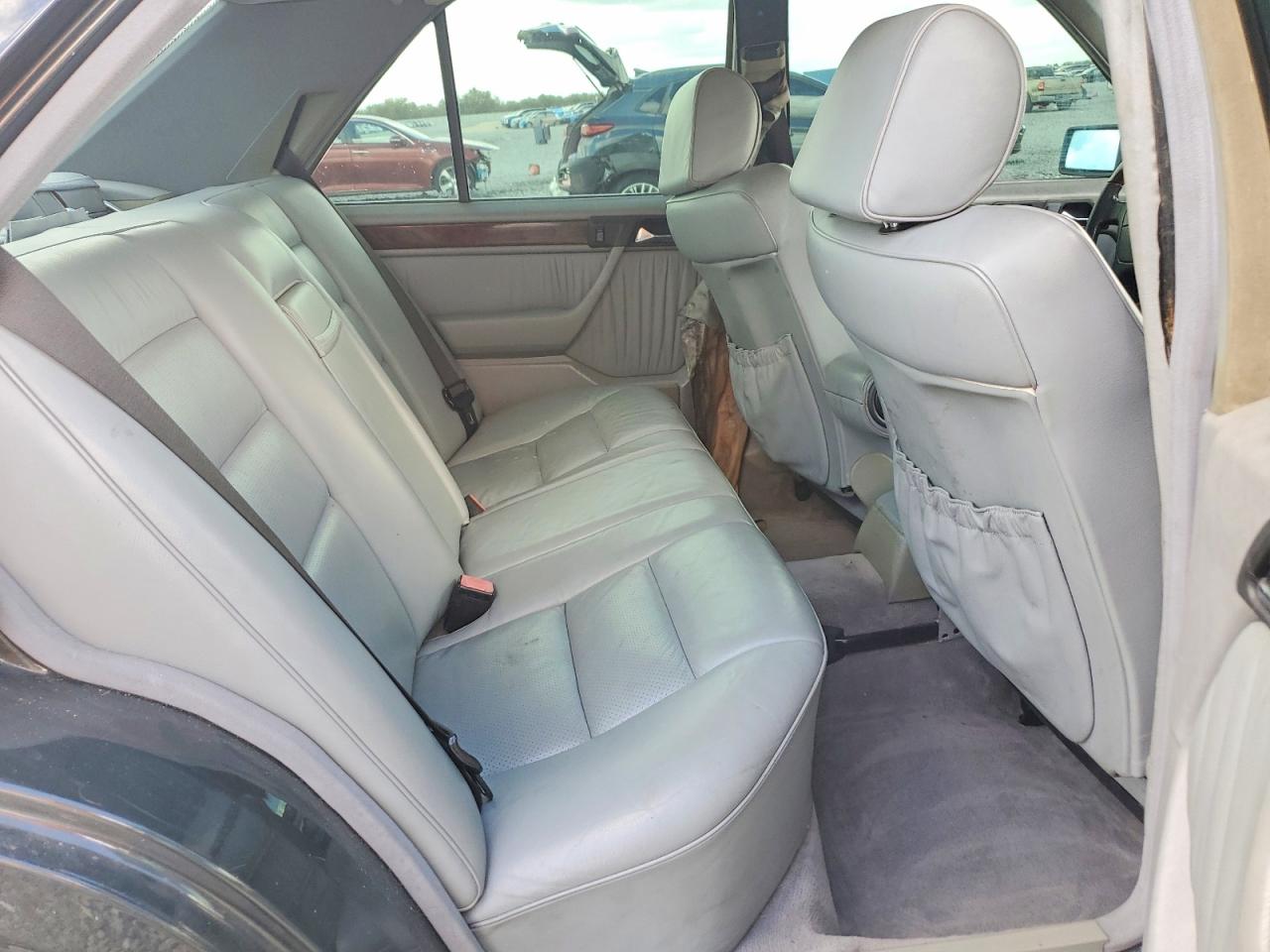 1992 Mercedes-benz 400 E Черный vin: WDBEA34E6NB836142