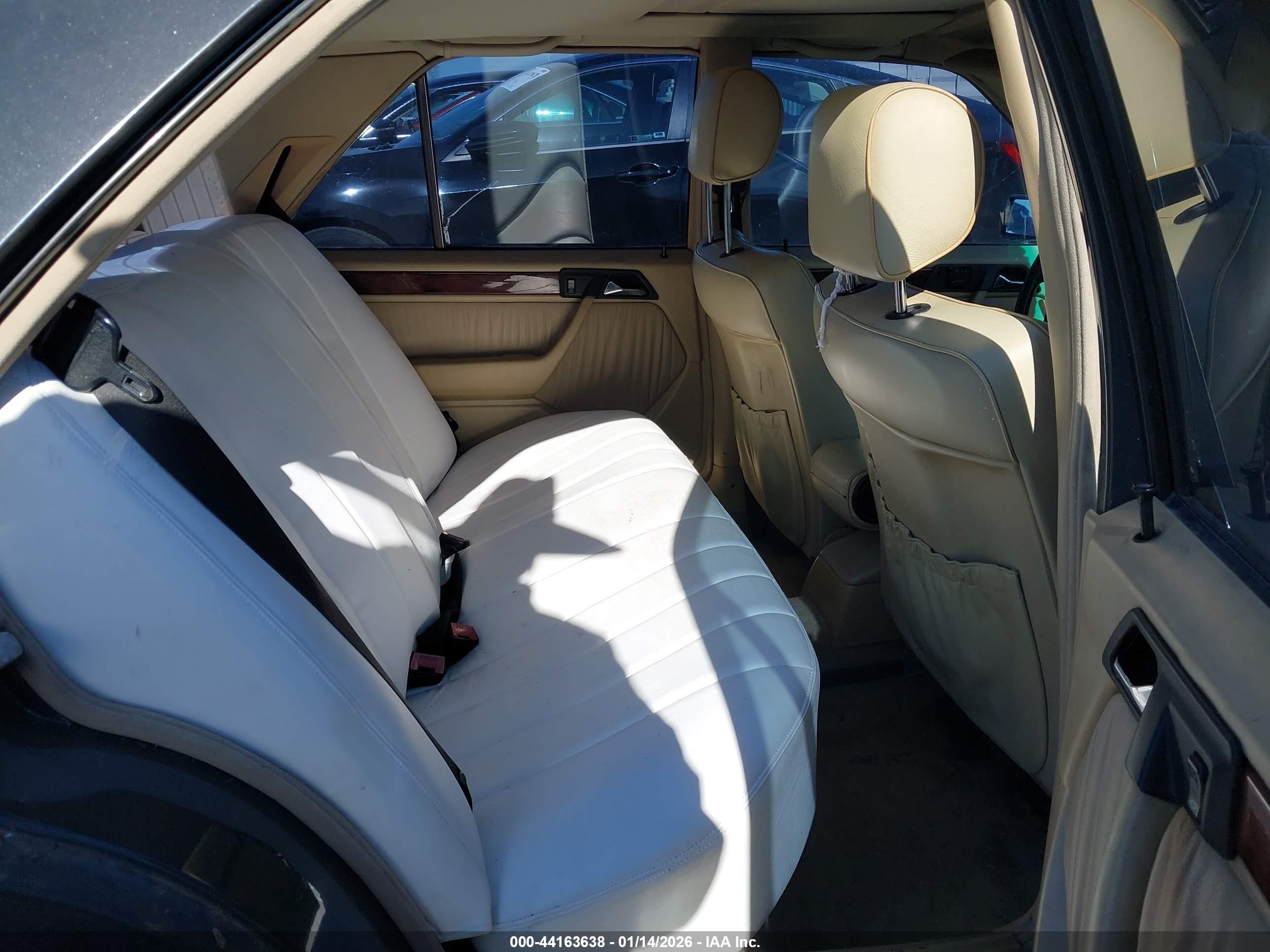1992 Mercedes-benz 400 E Черный vin: WDBEA34EXNB741647
