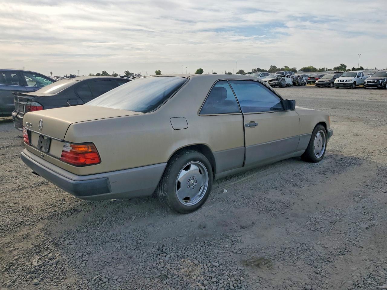 1989 Mercedes-benz 300 Ce Tan vin: WDBEA50D6KA894214