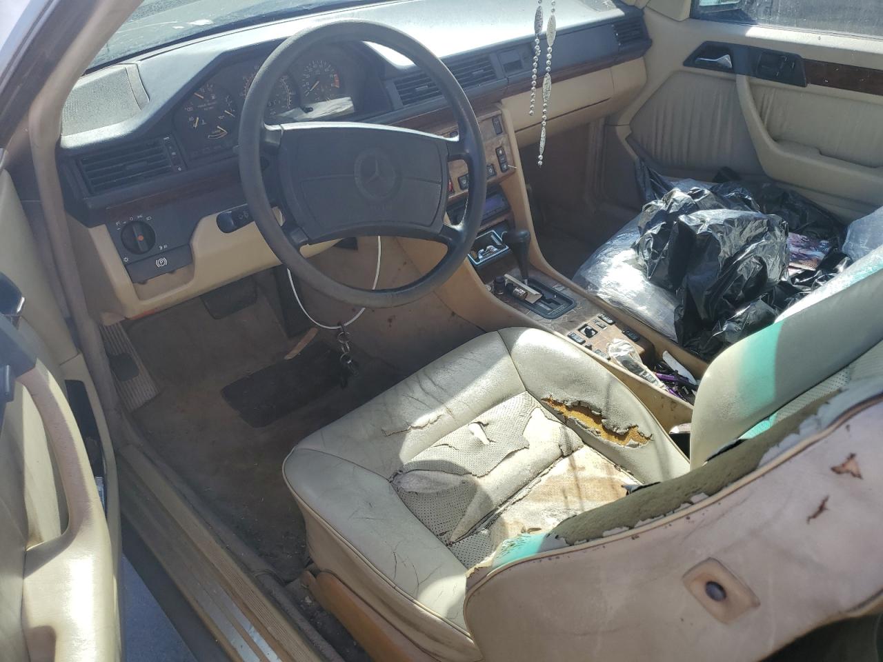 1990 Mercedes-benz 300 Ce Beige vin: WDBEA51D0LB253876