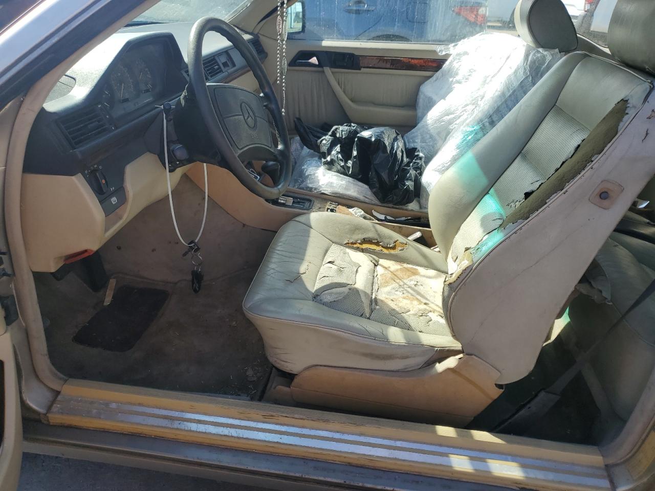 1990 Mercedes-benz 300 Ce Beige vin: WDBEA51D0LB253876