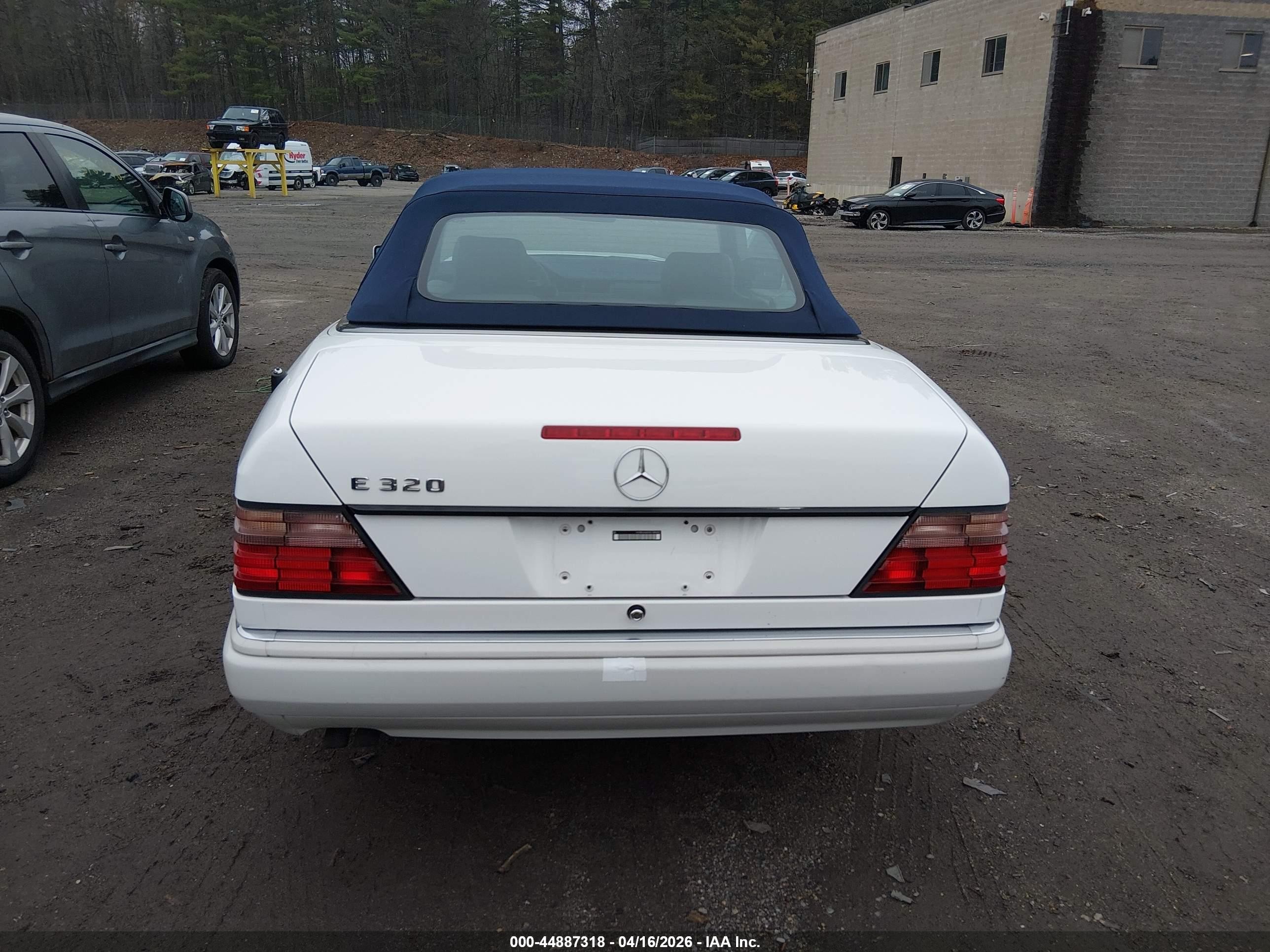 1995 Mercedes-benz E 320 White vin: WDBEA66E5SC280605