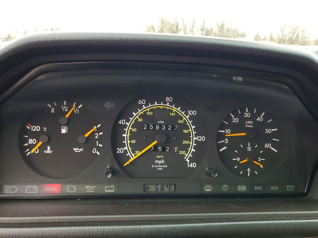 1993 Mercedes-benz 300 D Желто-коричневый vin: WDBEB28E9PB893598