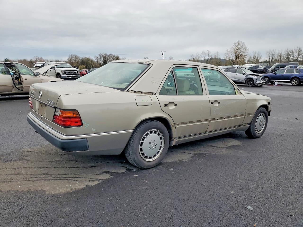 1993 Mercedes-benz 300 D Желто-коричневый vin: WDBEB28E9PB893598