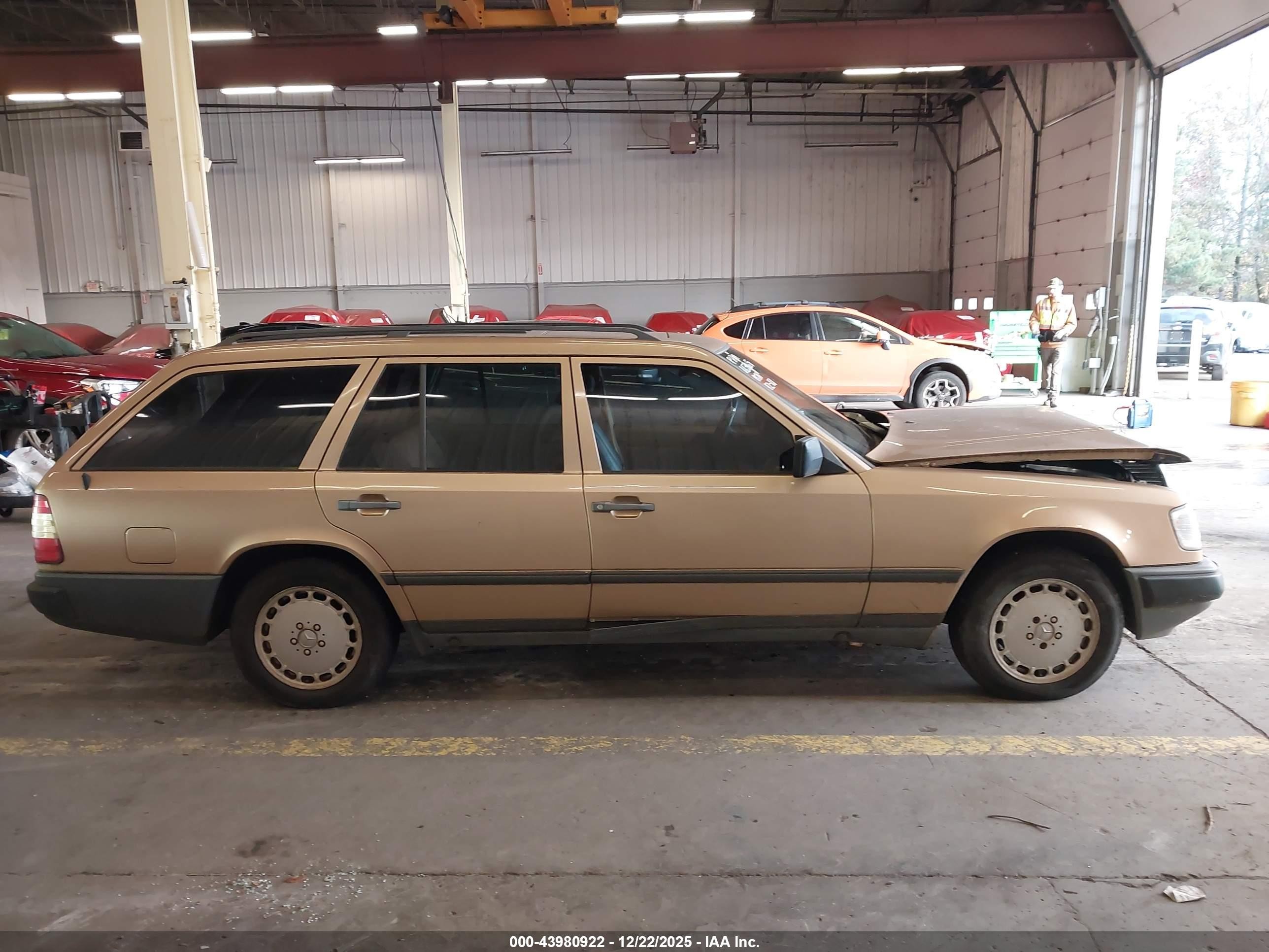 1987 Mercedes-benz 300 Tdt Золотой vin: WDBEB93D0HF027337