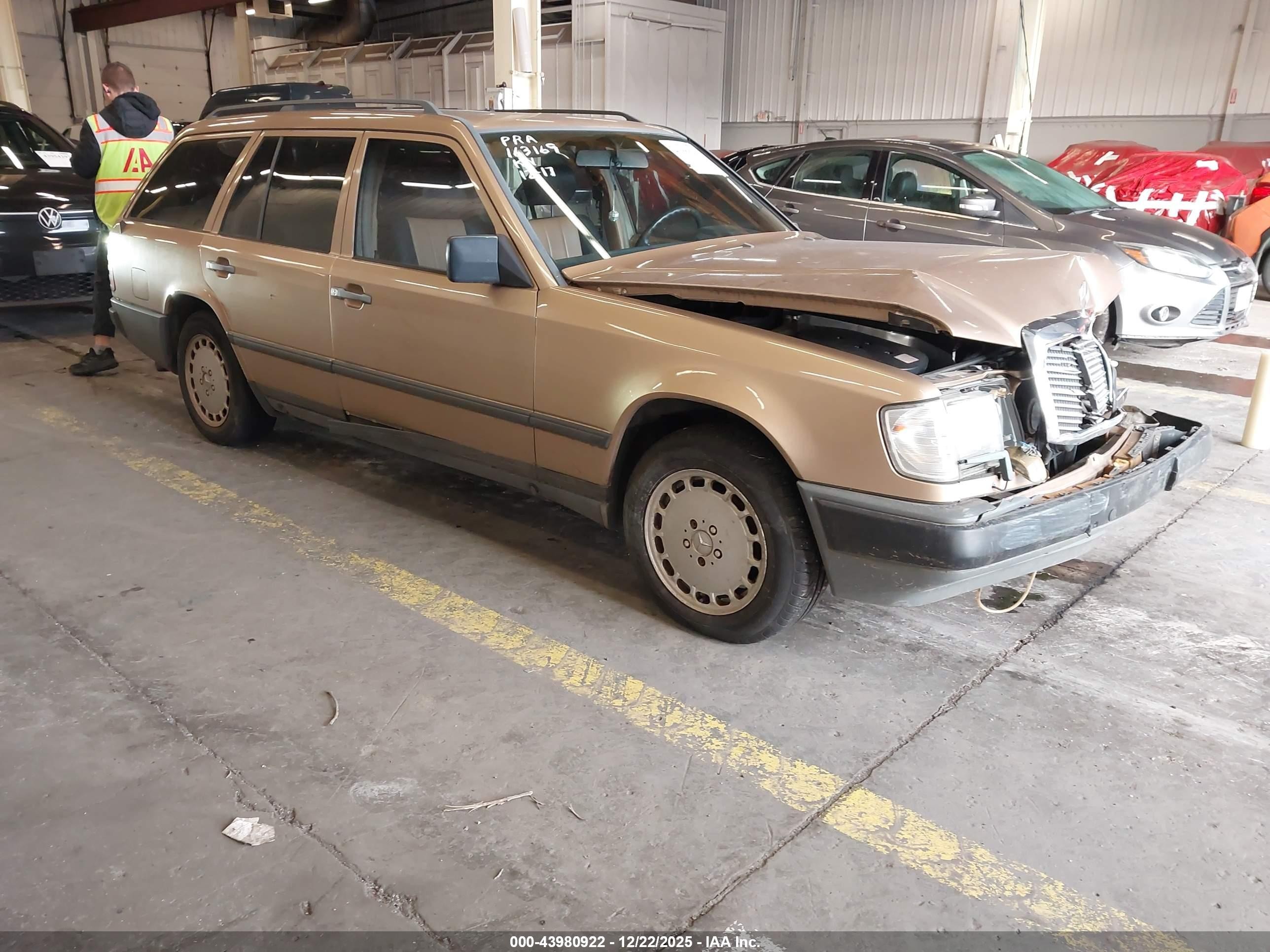 1987 Mercedes-benz 300 Tdt Gold vin: WDBEB93D0HF027337